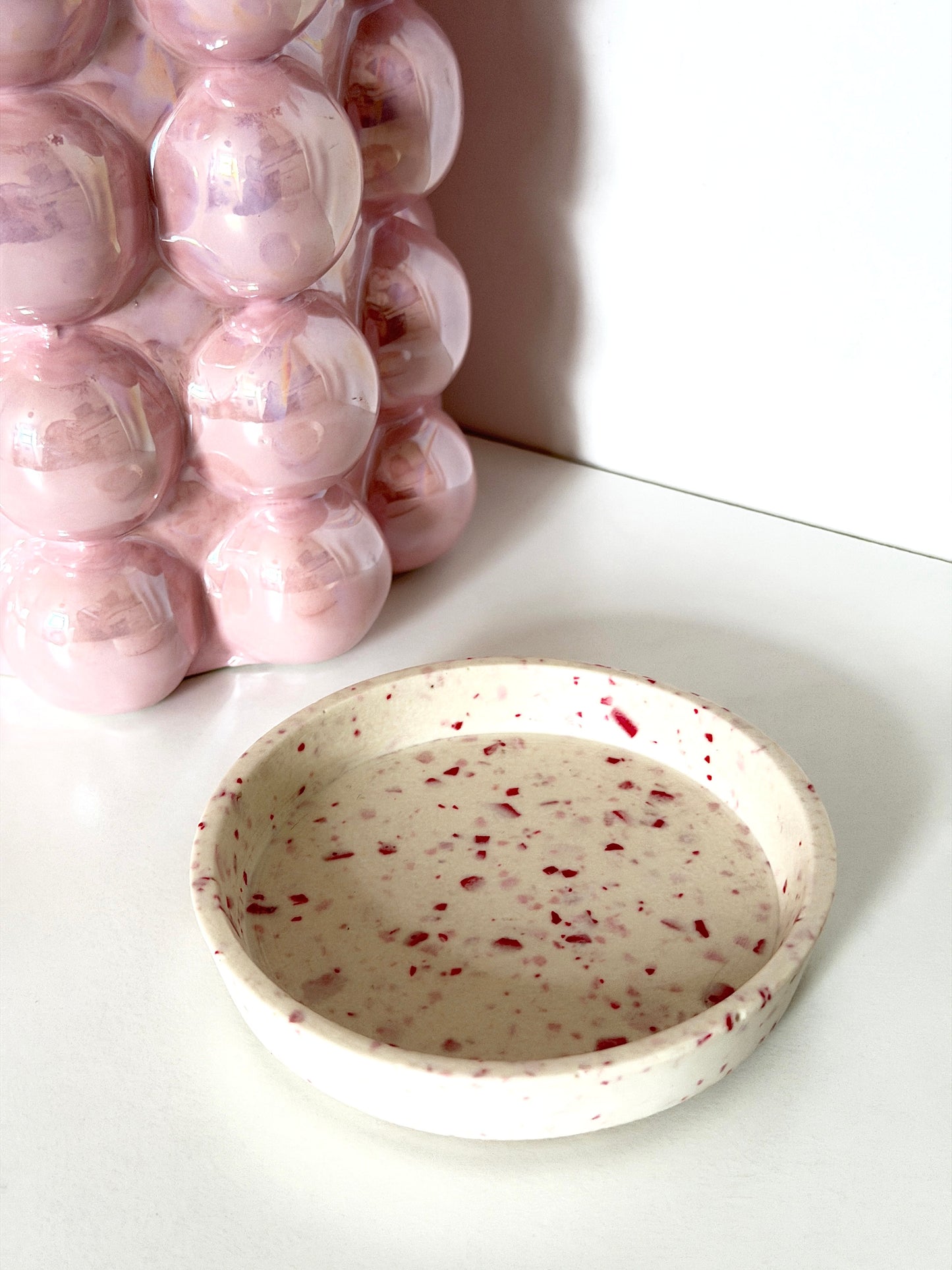 Jesmonite terrazzo onderzetter rond | Wit, roze