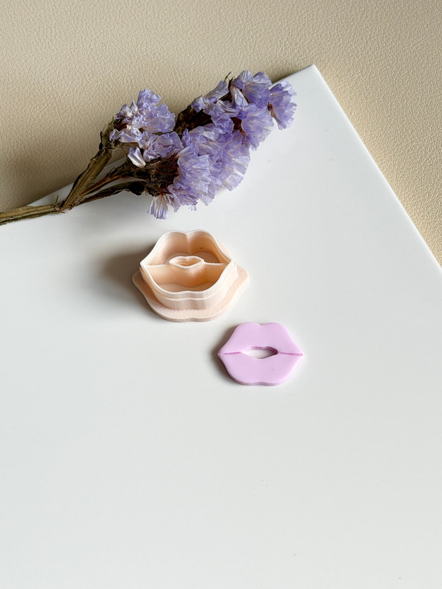 Kissing lips | Clay cutter