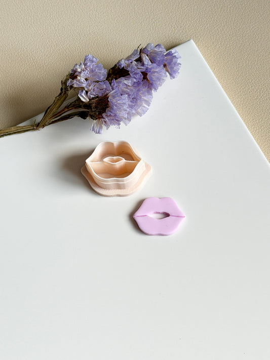Kissing lips | Clay cutter